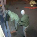 Furto al negozio di telefonini