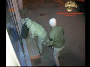 Furto al negozio di telefonini