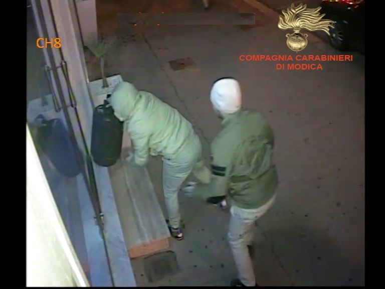 Furti ai negozi di telefoni, tre arresti