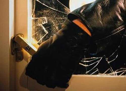 Punta Secca, legati con la cintura dell’accappatoio e rapinati