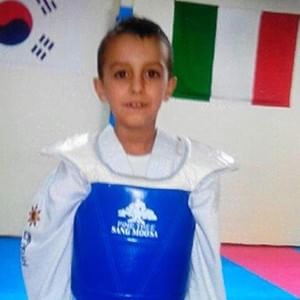 Loris, Davide trova in casa le forbici