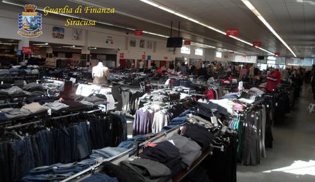 Sequestrati 315 mila prodotti a Siracusa