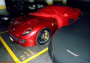 Ferrari nascosta in garage