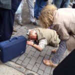 Cade a terra e muore