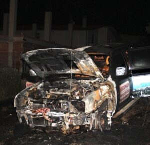 Fuoristrada incendiato