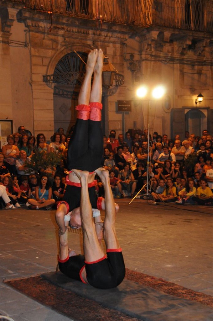 Buskers a testa in giù a Monterosso