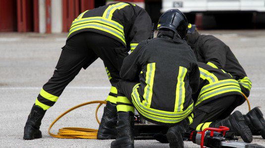 Si cala in un pozzo, non risale, salvato