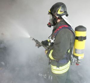 Incendiato capannone azienda che produce plastica per serre