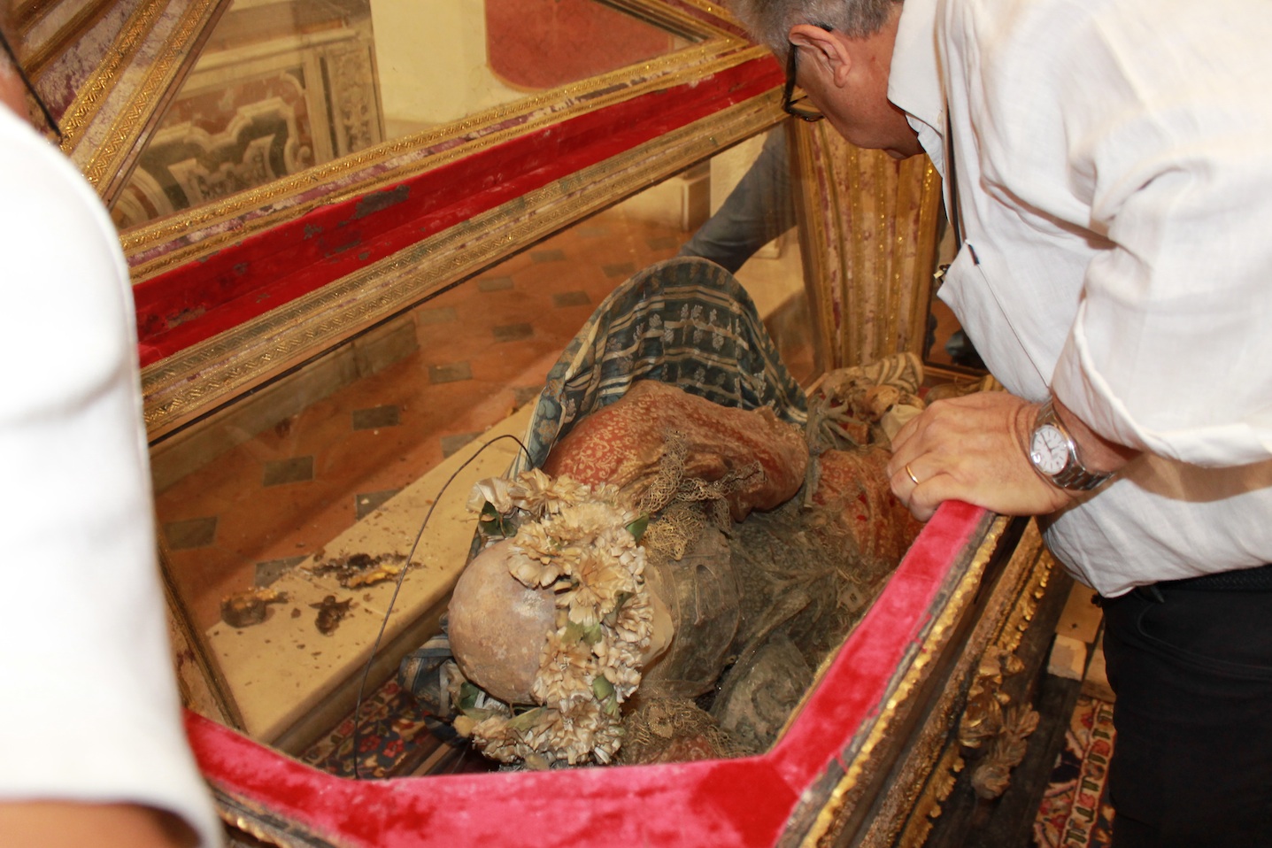 Ad Acate ispezionata la mummia di San Vincenzo