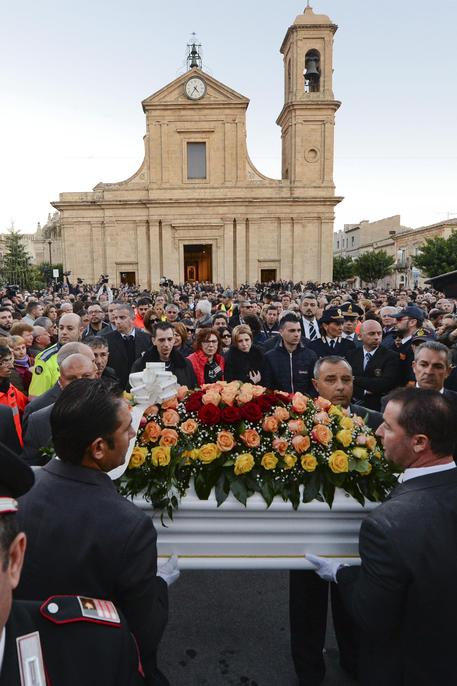 Veronica va a pregare sulla tomba di Loris