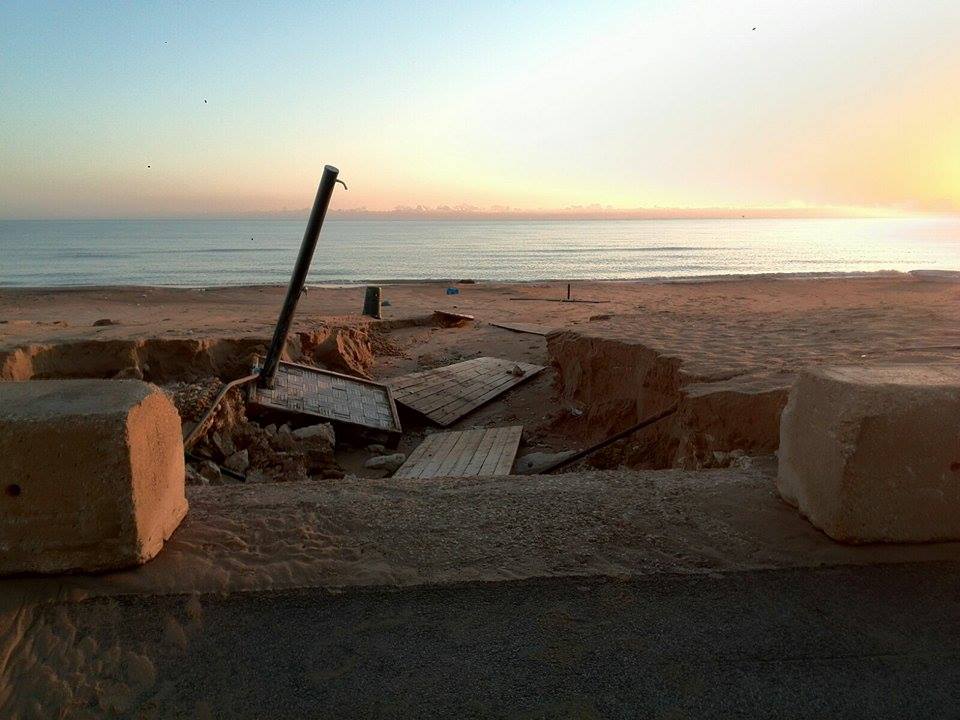 Marina di Acate: con la prima pioggia autunnale si squarcia la spiaggia