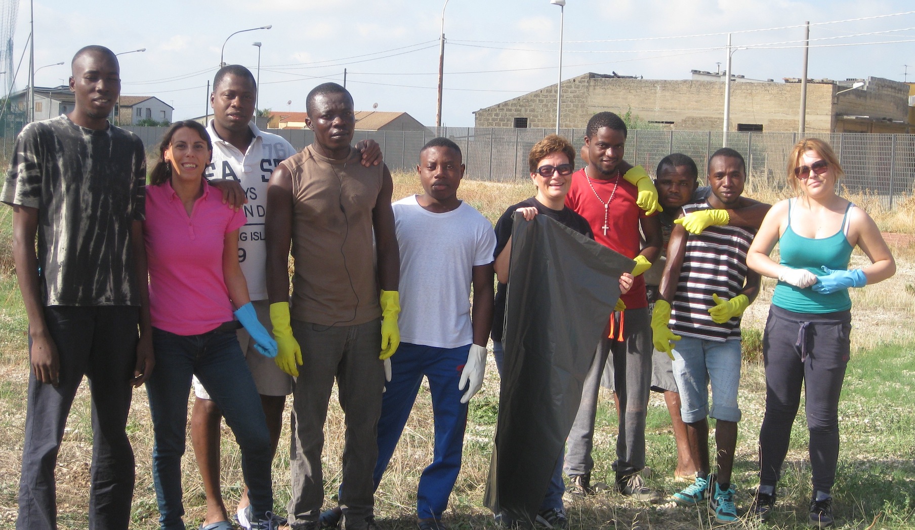 Gli immigrati puliscono il campetto