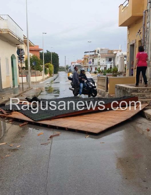 Maltempo, il tetto di una casa volato a Punta Secca