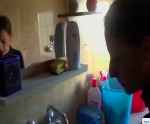 Veronica si guarda allo specchio e ricorda Loris. VIDEO