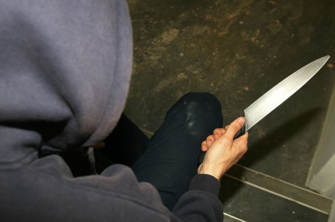 Minaccia con coltello ospiti centro accoglienza