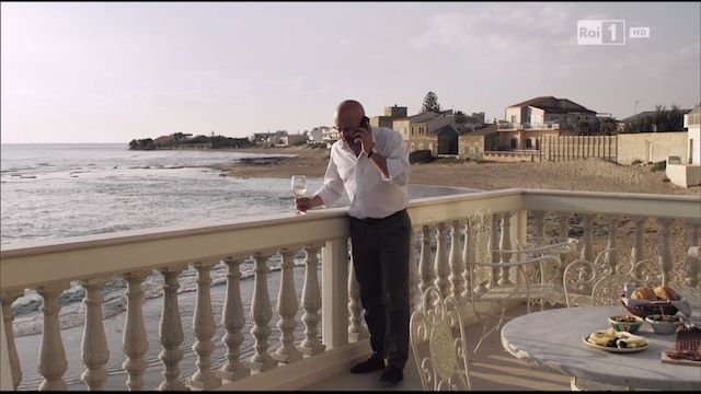 Abusivo sono. Montalbano finisce in pasto alle Iene