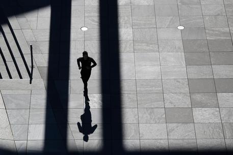 Tenta di violentare donna che fa jogging, arrestato