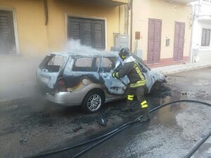 Incendio auto ad Acate