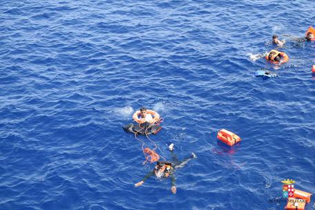 Migranti:almeno 20 morti in naufragio