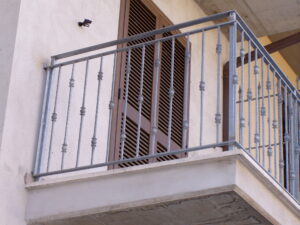 Precipita dal balcone