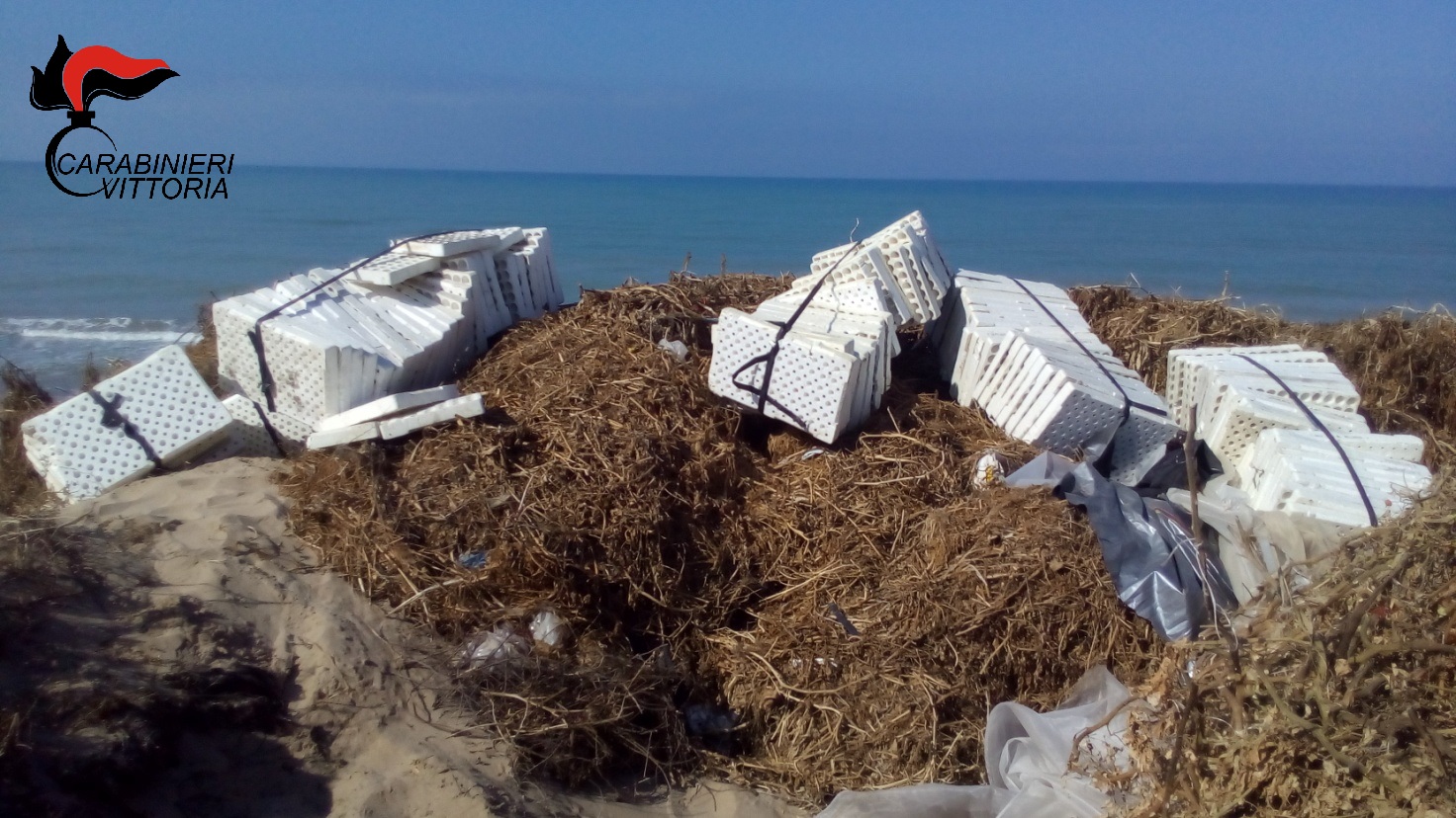 Acate, una discarica abusiva sul mare