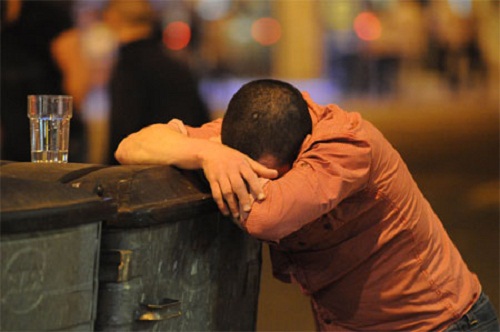 Ubriaco, in mezzo alla strada, danneggia le auto e urla frasi senza senso