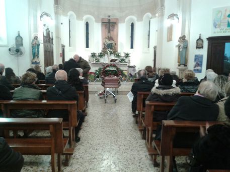 Anziano dato alle fiamme: in pochi a funerale
