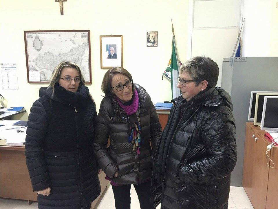 Nelle aule freezer, la preside col cappotto
