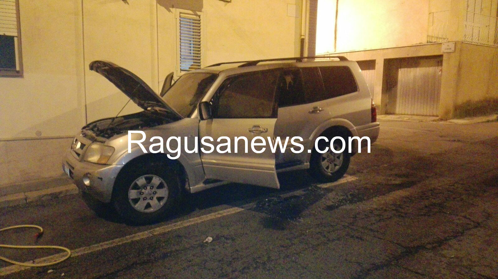 Incendiato un fuoristrada