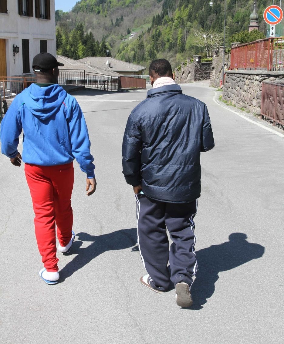 Clandestino, con precedenti, in giro per contrada Macconi