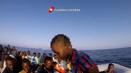 Migranti: ad Augusta giunti 41 minorenni