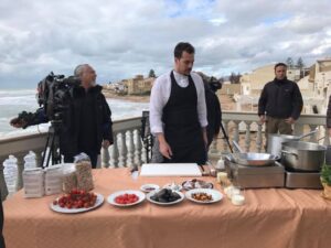 Un piatto a base di pesce