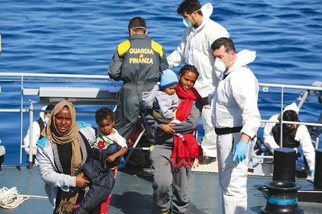Migranti: fermata barca con tre scafisti