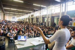 università