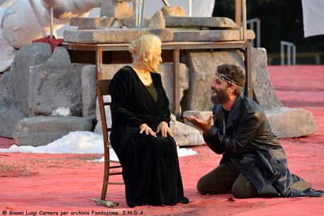 Teatro: successo a Siracusa per Le Fenicie con Isa Danieli
