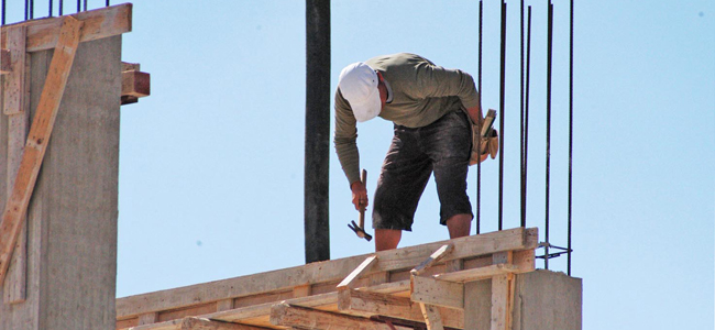 Caucana, cade da un tetto, elisoccorso a Catania