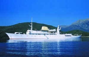 Lo yacht