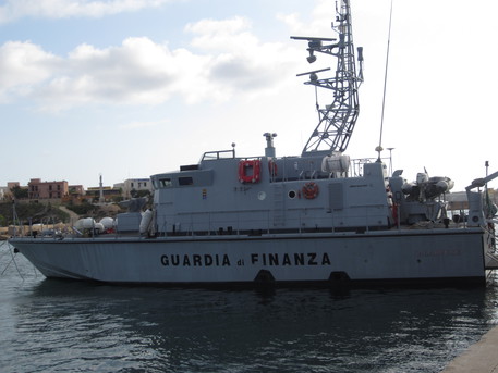 Migranti: in 30 su barca a vela,bloccati