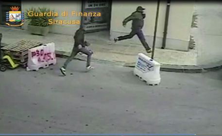 Rapina a centro scommesse, 2 arresti Gdf