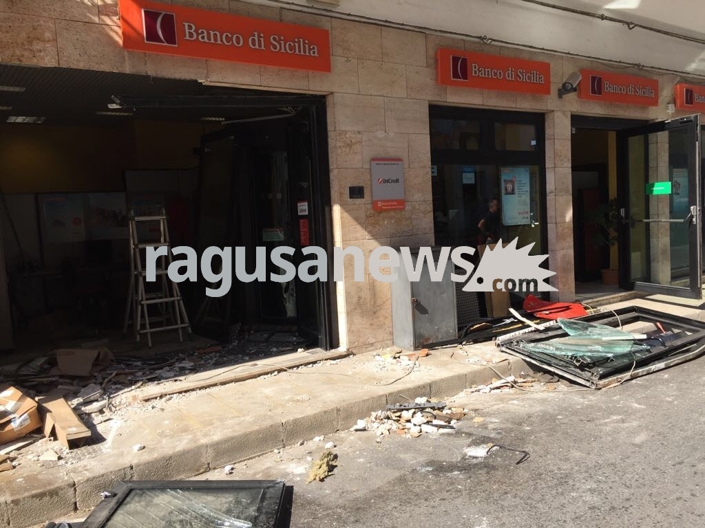Con un camion scassano la banca e portano via il bancomat