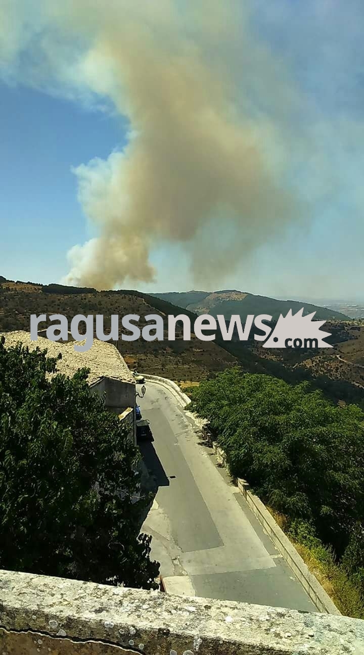 Ancora incendi fra Chiaramonte e Monterosso, zona Monte Casasia