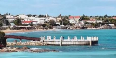 Migranti: curdi arrivano in barca a Vela