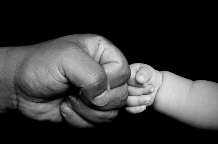 Neonata necessita di cure mediche, guardia giurata acquista i medicinali