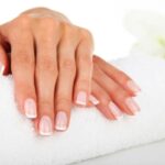 Belle mani giovani