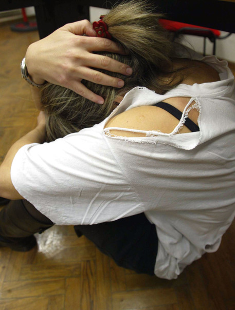 Tenuta come schiava, arrestato marito