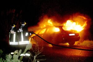 Auto in fiamme