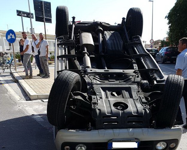 Auto cappotta a Punta Secca