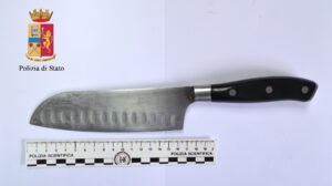 minaccia con coltello