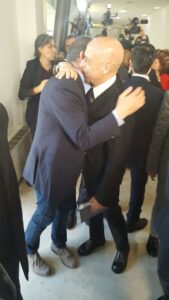 L'abbraccio di Minniti a un medico