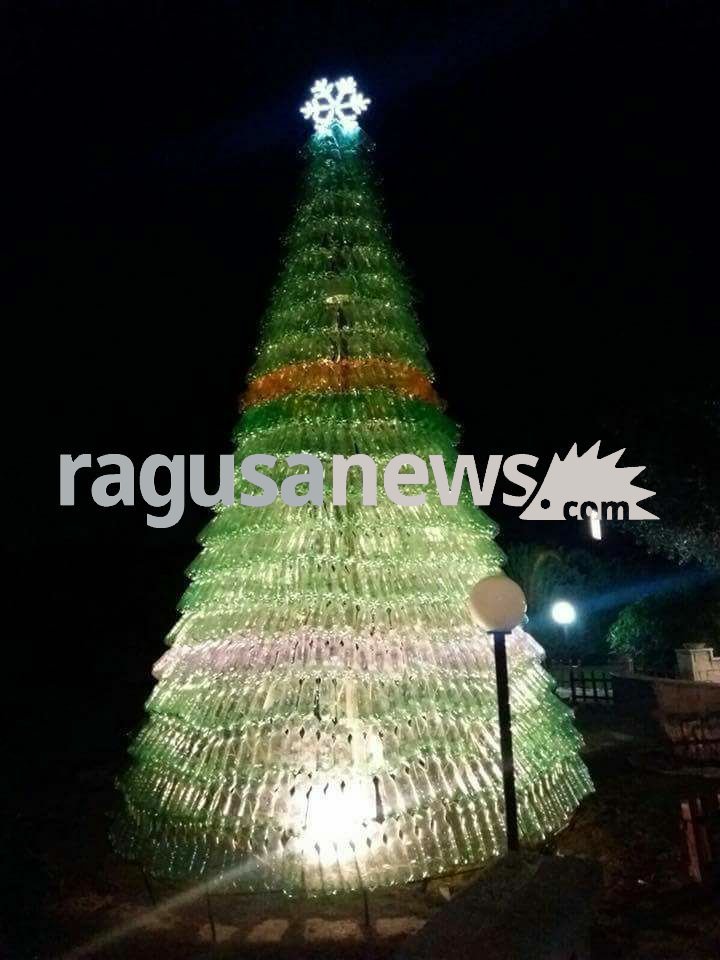 L’albero di Natale fatto con 2200 bottiglie di plastica